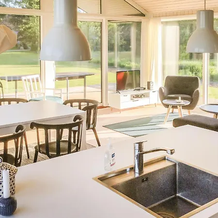 Three-bedroom In Dom wakacyjny *